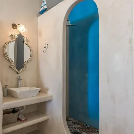 Blu And * Adamantas (Milos)