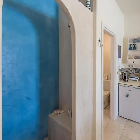 Blu And Adamantas (Milos)