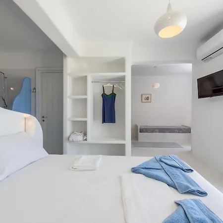 Blu And Adamantas (Milos)