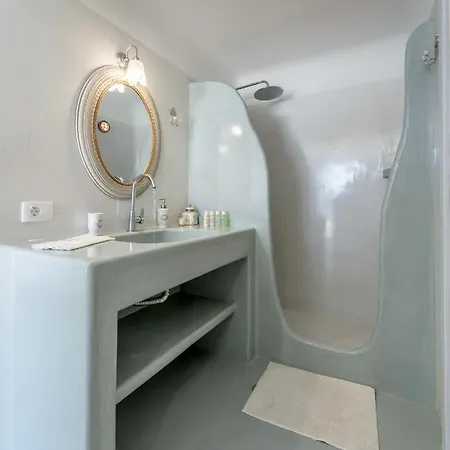 Blu And Adamantas (Milos)