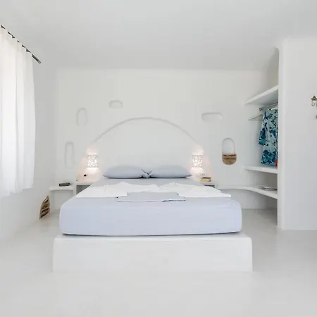 Blu And Adamantas (Milos)