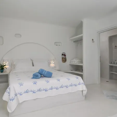 Blu And Adamantas (Milos)